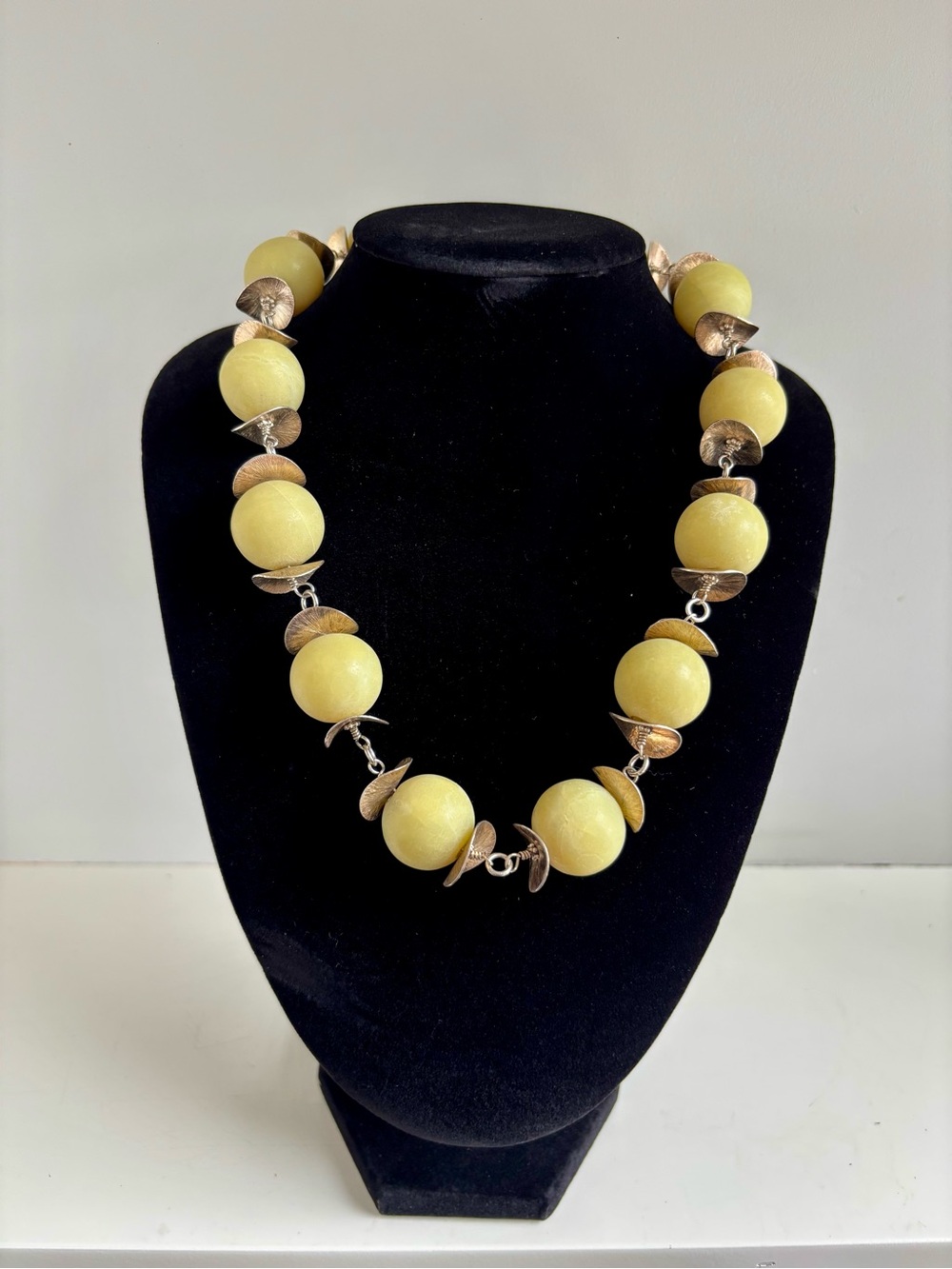Vintage Chartreuse Yellow Green Thermoset Lucite Moonglow Choker Necklace 17.5 "